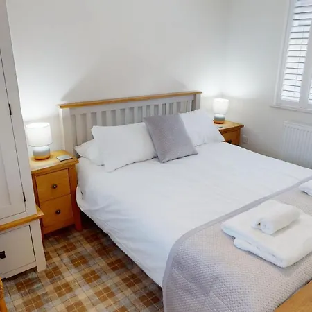 Aubergine - Part Of The The Bay Village With Pool, Gym And Direct Access, Pub, Restaurant, Tennis And Meadows Walks *