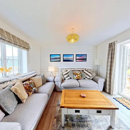Aubergine - Part Of The The Bay Village With Pool, Gym And Direct Access, Pub, Restaurant, Tennis And Meadows Walks *