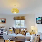 Aubergine - Part Of The The Bay Village With Pool, Gym And Direct Access, Pub, Restaurant, Tennis And Meadows Walks *