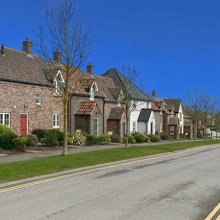 Aubergine - Part Of The The Bay Village With Pool, Gym And Direct Access, Pub, Restaurant, Tennis And Meadows Walks *