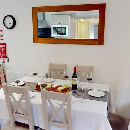 Aubergine - Part Of The The Bay Village With Pool, Gym And Direct Access, Pub, Restaurant, Tennis And Meadows Walks *