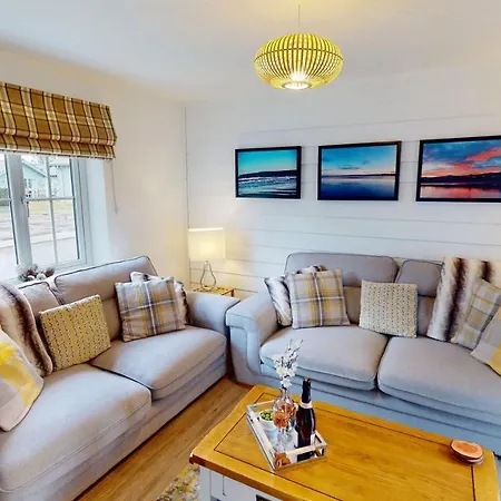 Aubergine - Part Of The The Bay Village With Pool, Gym And Direct Access, Pub, Restaurant, Tennis And Meadows Walks * Filey