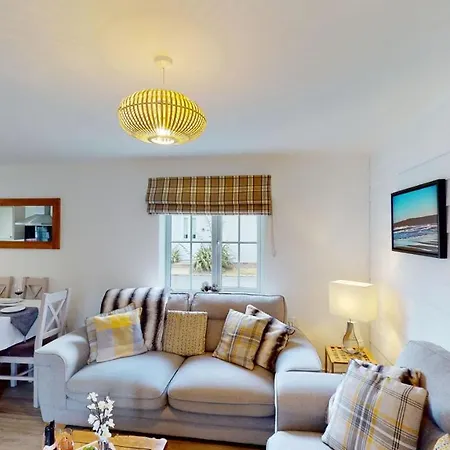 Aubergine - Part Of The The Bay Village With Pool, Gym And Direct Access, Pub, Restaurant, Tennis And Meadows Walks *