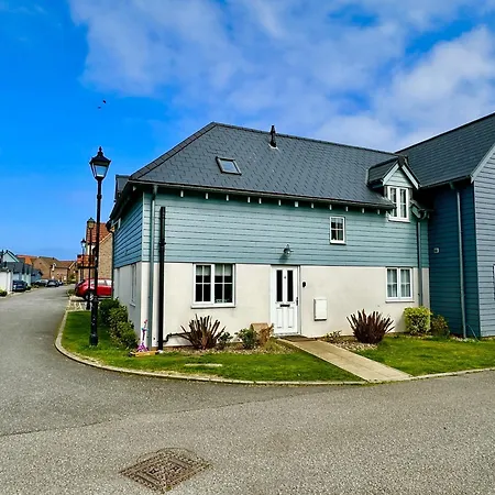 Aubergine - Part Of The The Bay Village With Pool, Gym And Direct Access, Pub, Restaurant, Tennis And Meadows Walks